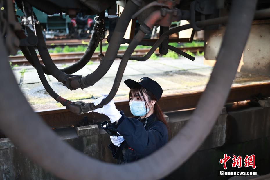 入庫した車両のチェックを行う車両検査員の張?jiān)封彜丹螅ù橛?蘇志剛）。