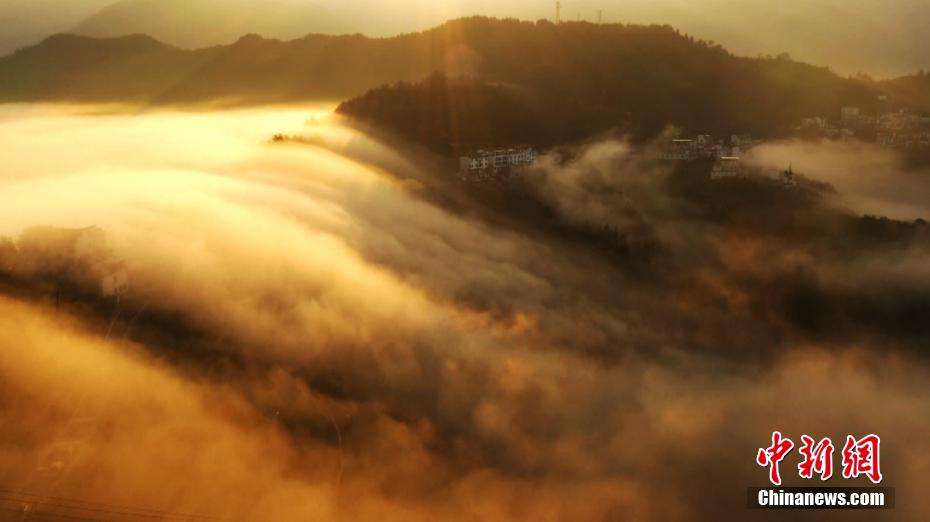 坡山村に広がった雲(yún)海の景色（撮影?方四清）。