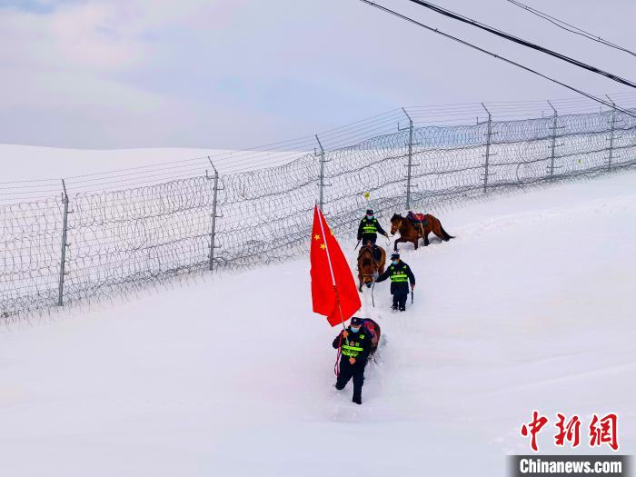 國境地帯の雪原を馬に乗りパトロールする人民警察　新疆