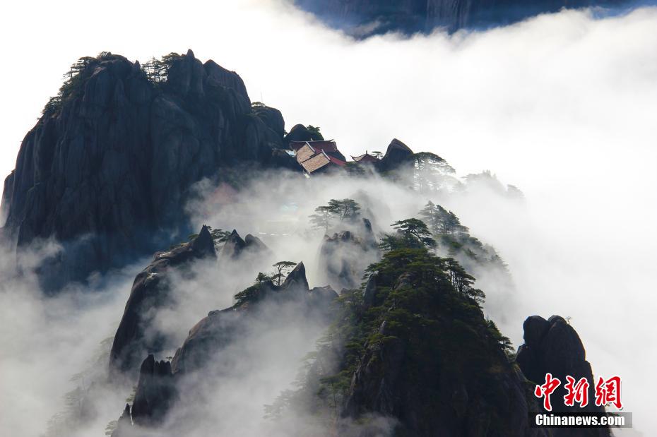 安徽省黃山にふんわりたなびく幻想的な雲(yún)海