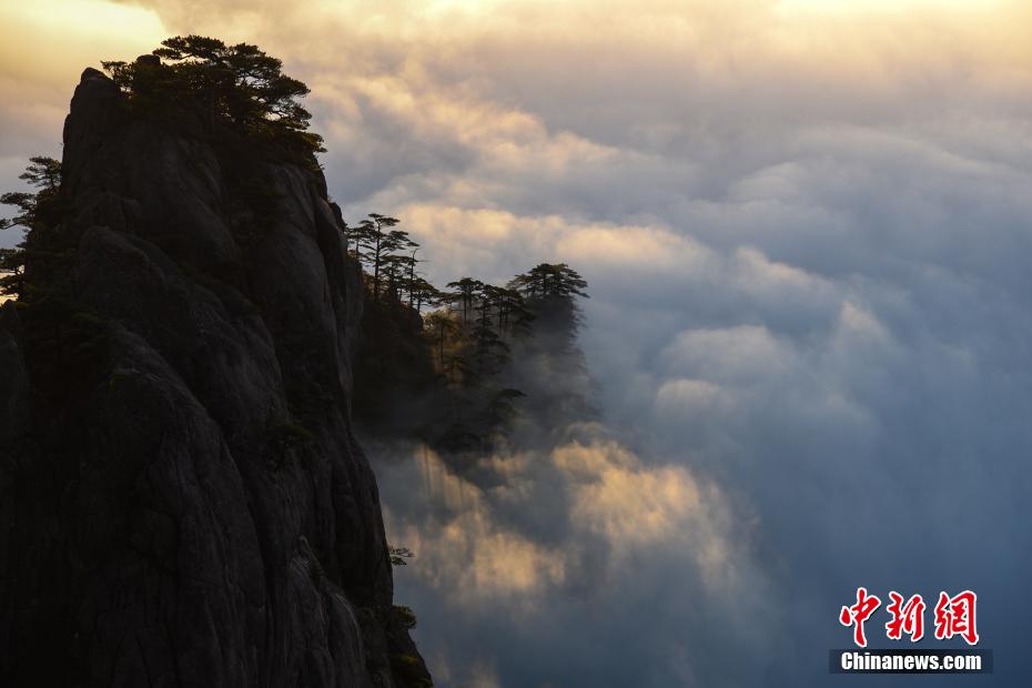 安徽省黃山にふんわりたなびく幻想的な雲(yún)海