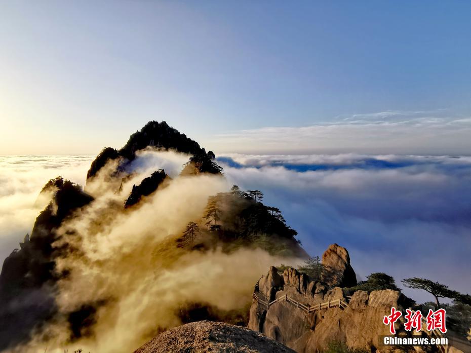 安徽省黃山にふんわりたなびく幻想的な雲(yún)海