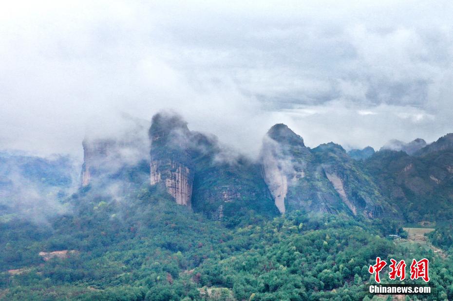 雲(yún)で覆われ絵のように美しい雨の後の竜虎山　江西省