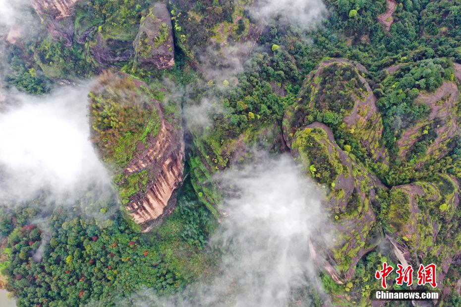 雲(yún)で覆われ絵のように美しい雨の後の竜虎山　江西省