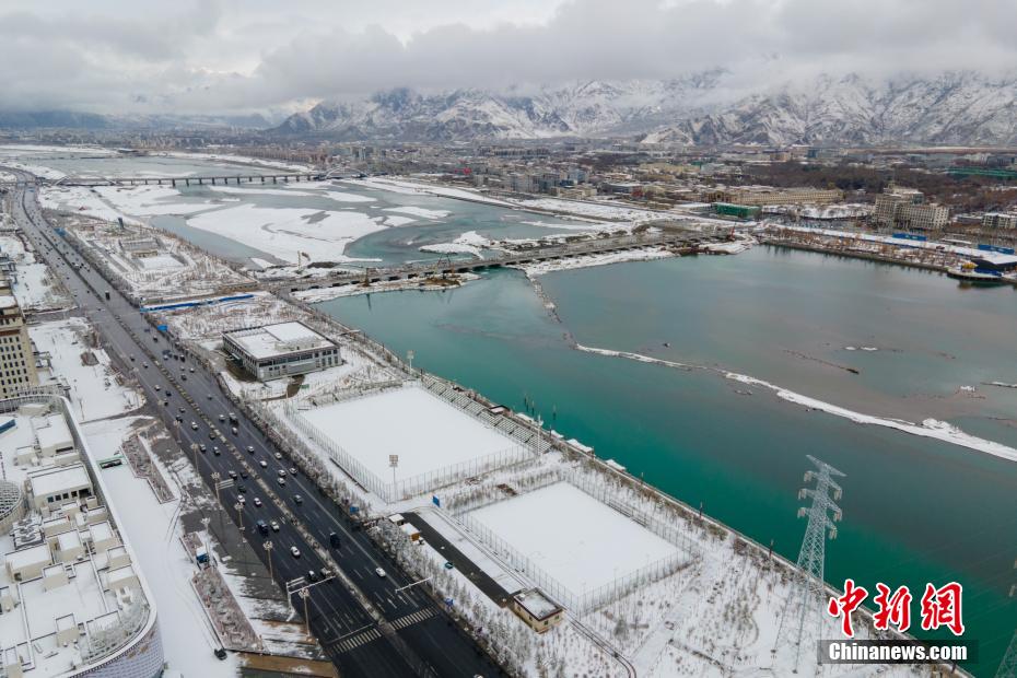 上空から見た春の雪で白銀の世界となったラサの美しい風(fēng)景　　チベット