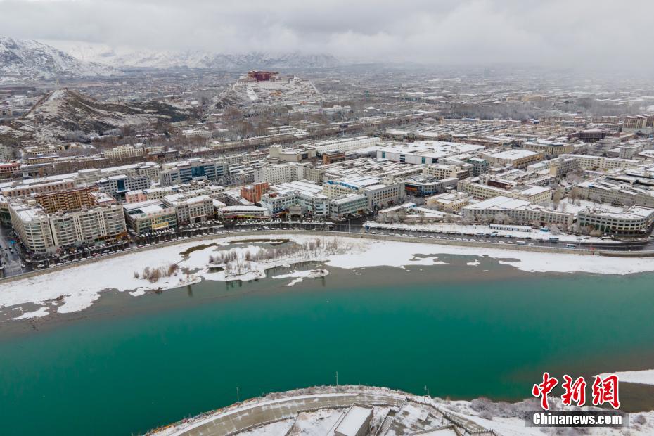 上空から見た春の雪で白銀の世界となったラサの美しい風(fēng)景　　チベット