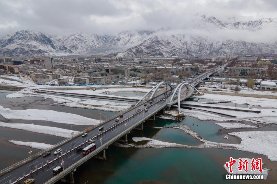 上空から見た春の雪で白銀の世界となったラサの美しい風(fēng)景　　チベット