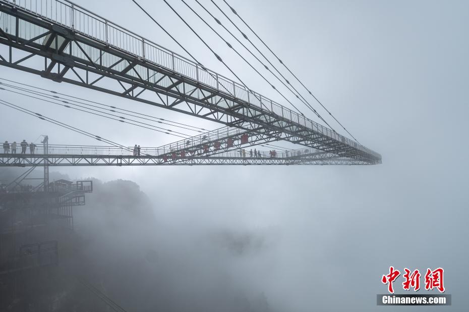 斷崖絶壁から突き出すように設置されている「天空懸廊（スカイウォーク）」（撮影?何蓬磊）。