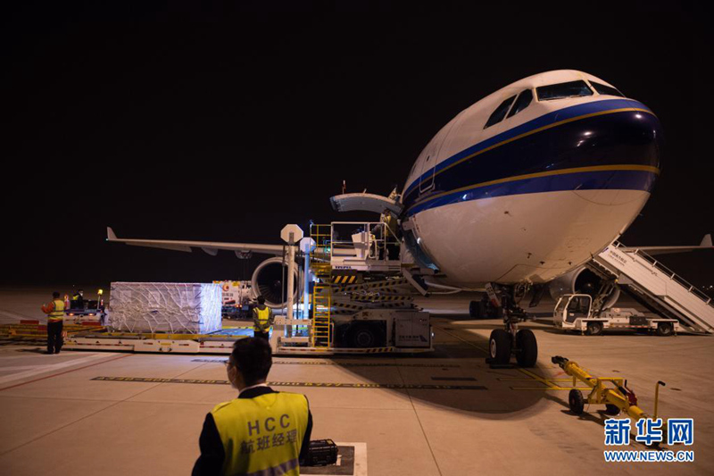 3月26日、北京大興空港で、新型コロナワクチンが機(jī)體の「腹部」（貨物スペース）に積み込まれた。（撮影?陳鍾昊）