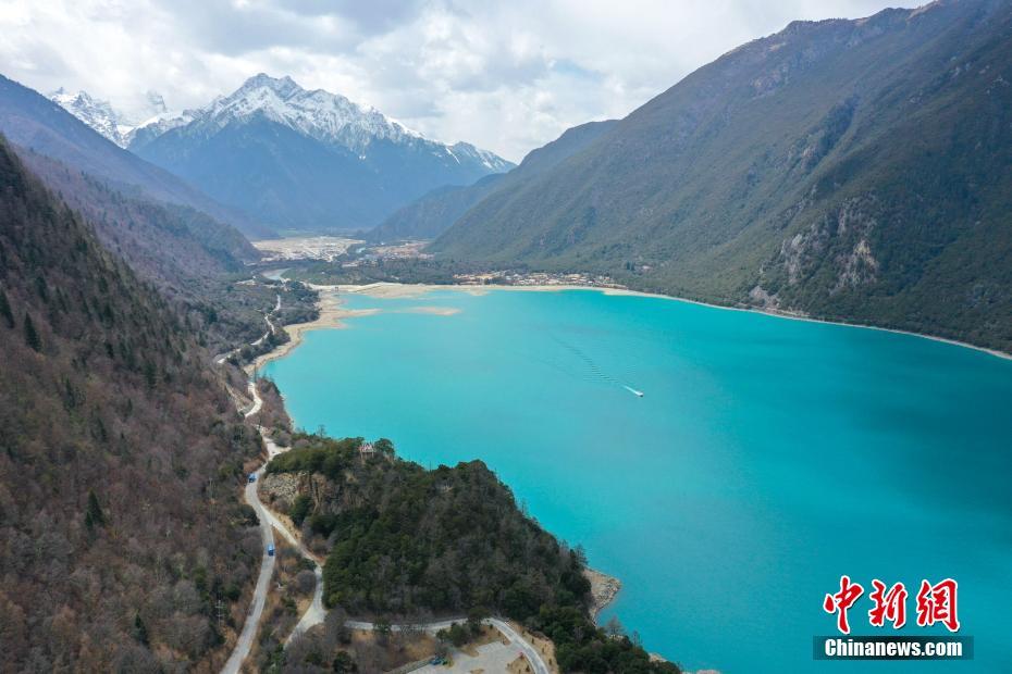 上空から撮影した高原の湖?巴松措の美しい風景　西蔵