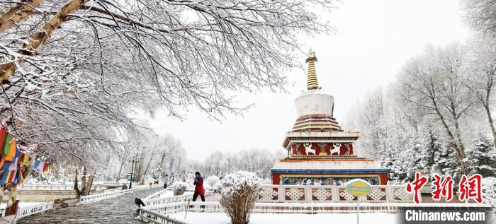 甘粛省粛南裕固（ユグル）族風情園の雪景色（撮影?武雪峰）。