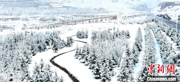 甘粛省粛南に春の雪　風(fēng)情溢れるユグル族自治県の雪景色