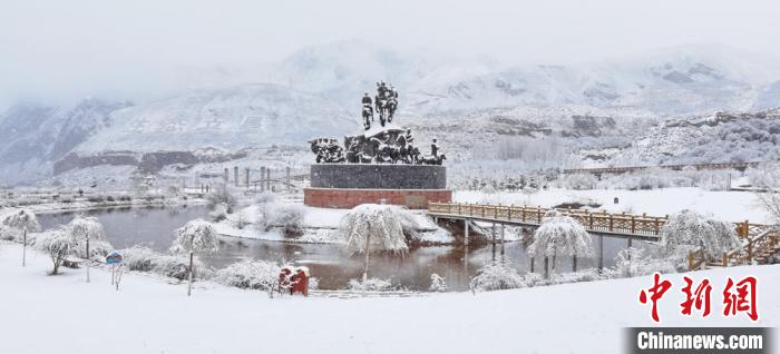 甘粛省粛南に春の雪　風情溢れるユグル族自治県の雪景色