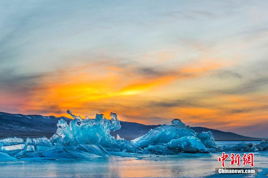 湖面の上に浮かぶ氷が夕日に照らされ息を吞むような景色を見せる青海湖（撮影?趙海梅）。