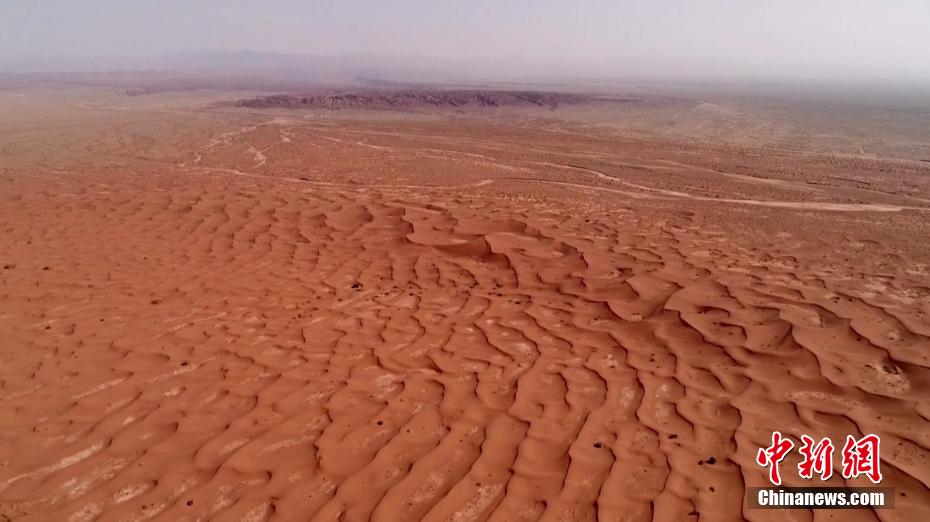 獨特な絶景広がる新疆ウイグル自治區(qū)南部の赤い砂漠　