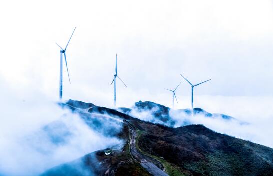 2021年3月3日、湖南省桂陽県白水ヤオ族郷の天塘山風(fēng)力発電所で、數(shù)10基の風(fēng)力発電機が立ち並ぶ壯観な眺め。（撮影?周秀魚春/人民図片） 