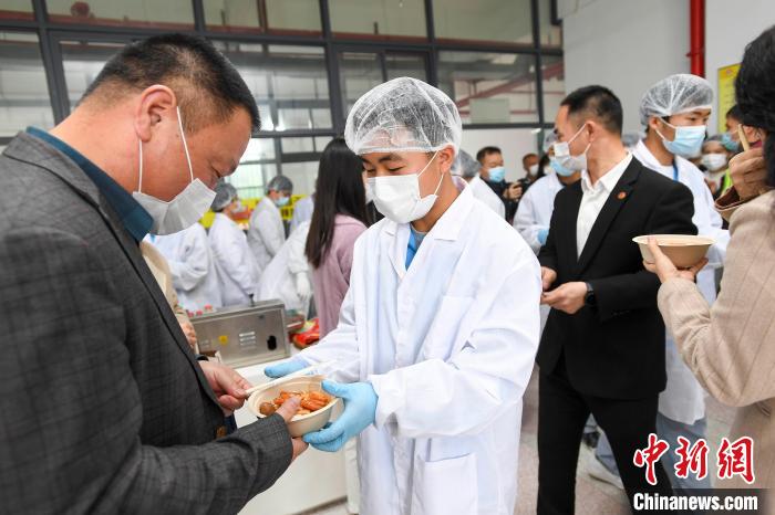 辣條クラスとタニシ麺學(xué)院學(xué)生がコラボし「ピリ辛タニシ麺」を共同製作 　広西