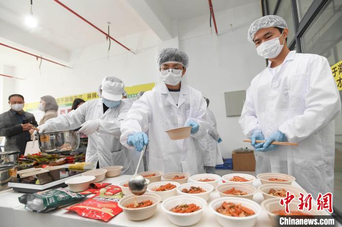 辣條クラスとタニシ麺學(xué)院學(xué)生がコラボし「ピリ辛タニシ麺」を共同製作 　広西