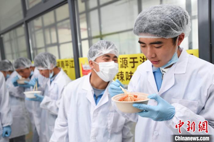 辣條クラスとタニシ麺學(xué)院學(xué)生がコラボし「ピリ辛タニシ麺」を共同製作 　広西