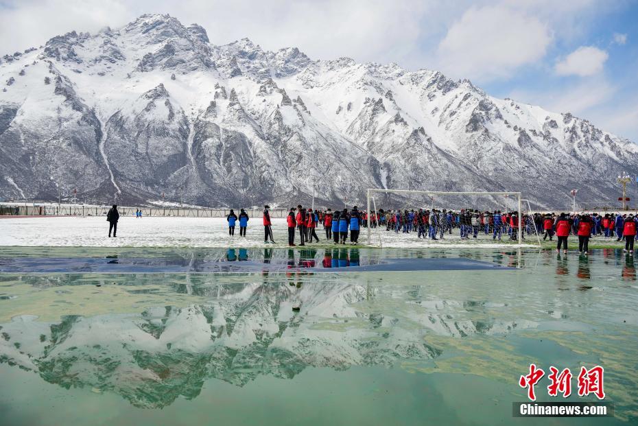 雪山の麓の絶景広がる學(xué)校のグラウンド　チベット