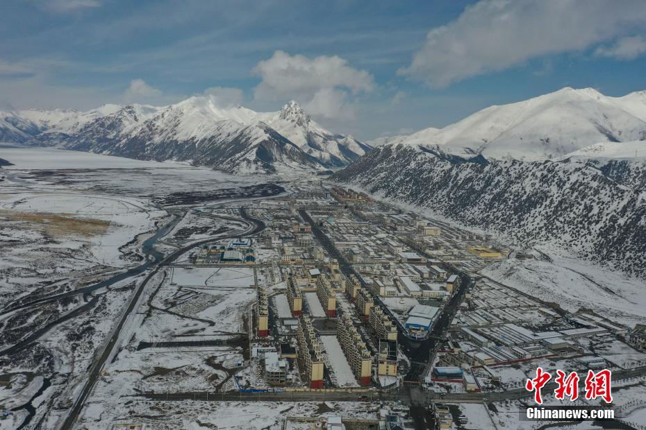 雪山の麓の絶景広がる學(xué)校のグラウンド　チベット