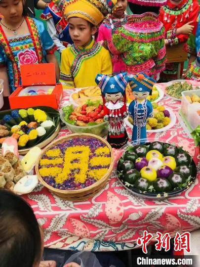 広西チワン族自治區(qū)百色市の學(xué)校で民族文化継承イベント開催