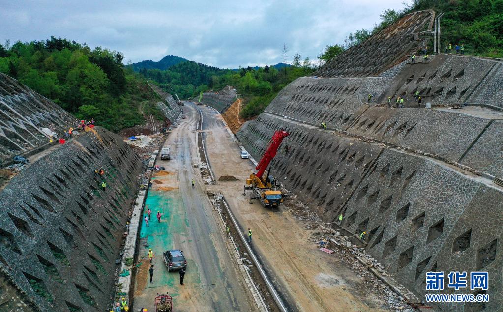 石阡県と玉屏トン族自治県を結(jié)ぶ高速道路が急ピッチで建設(shè)中　 貴州省