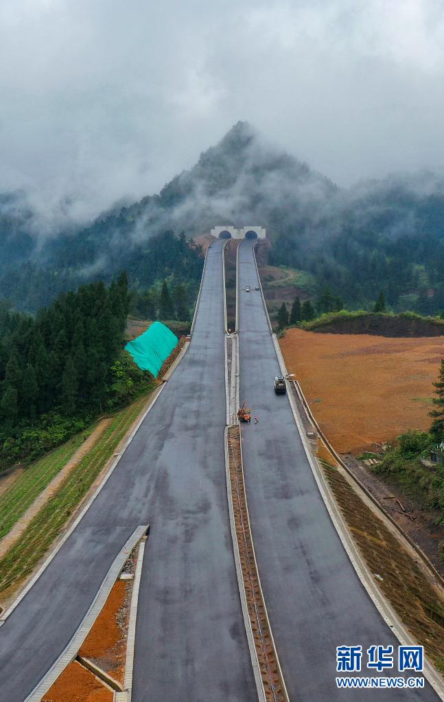 石阡県と玉屏トン族自治県を結(jié)ぶ高速道路が急ピッチで建設(shè)中　 貴州省