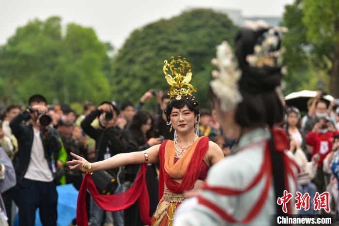 服で見(jiàn)る千年の歴史「中國(guó)風(fēng)ファッションパレード」開(kāi)催　広西