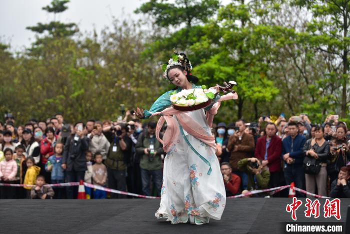 服で見る千年の歴史「中國(guó)風(fēng)ファッションパレード」開催　広西