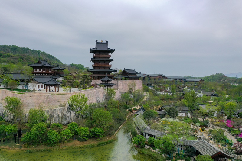 美しい伝統(tǒng)的な庭園に生まれ変わったかつての鉱坑　江蘇省南京市