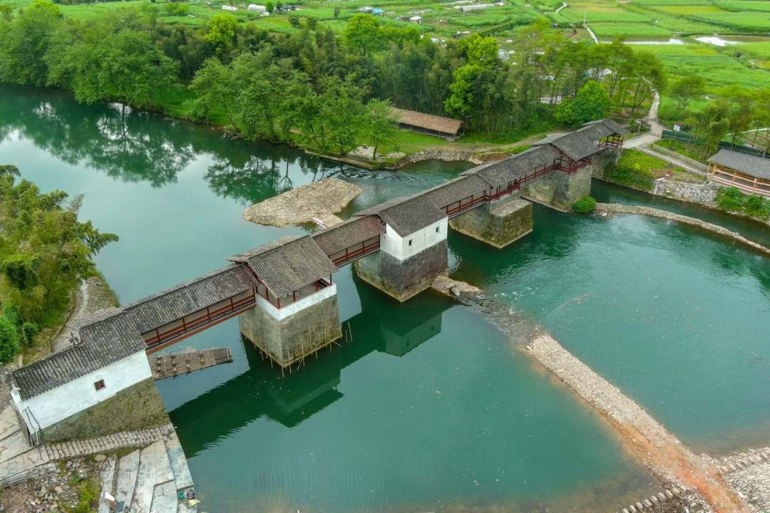 江西　800年の歴史ある彩虹橋の修復が完了