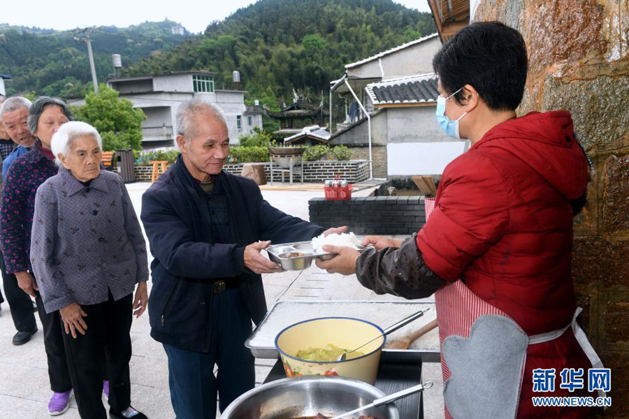 4月15日、福建省南平市順昌県元坑鎮(zhèn)際下村で、列に並んで晝食を受け取る村民（撮影?彭張青）。