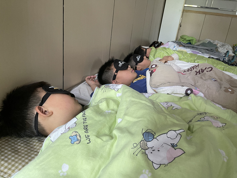 晝寢ルームでぐっすり眠る徳勝小學(xué)校の1年生の児童たち（撮影?王蕭蕭）。