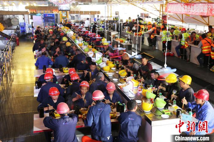 無料の火鍋でメーデー祝う景勝地の建設(shè)作業(yè)員100人　重慶