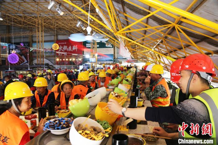 無料の火鍋でメーデー祝う景勝地の建設(shè)作業(yè)員100人　重慶