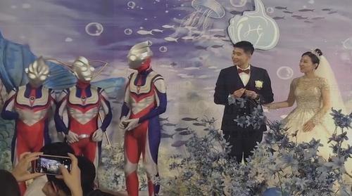 アッシャーはウルトラマン！新郎新婦に愛(ài)と光と指輪を?qū)盲堡?！　福建?></td></tr><tr><td class=