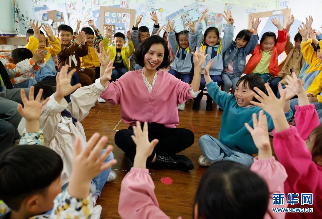 5月7日、園児と一緒に楽しい時間を過ごす貴州省遵義市正安県機(jī)関幼稚園の女性教師（撮影?趙永章）。