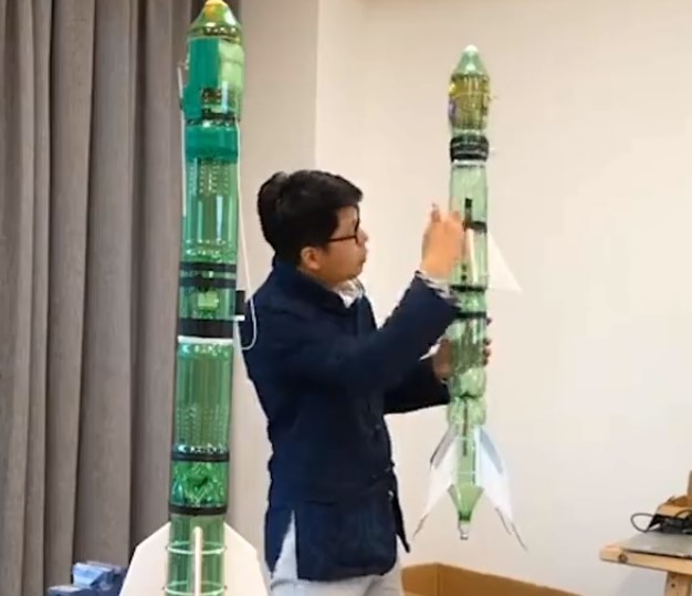 ペットボトルロケット発射！湧き上がる生徒たちの歓聲