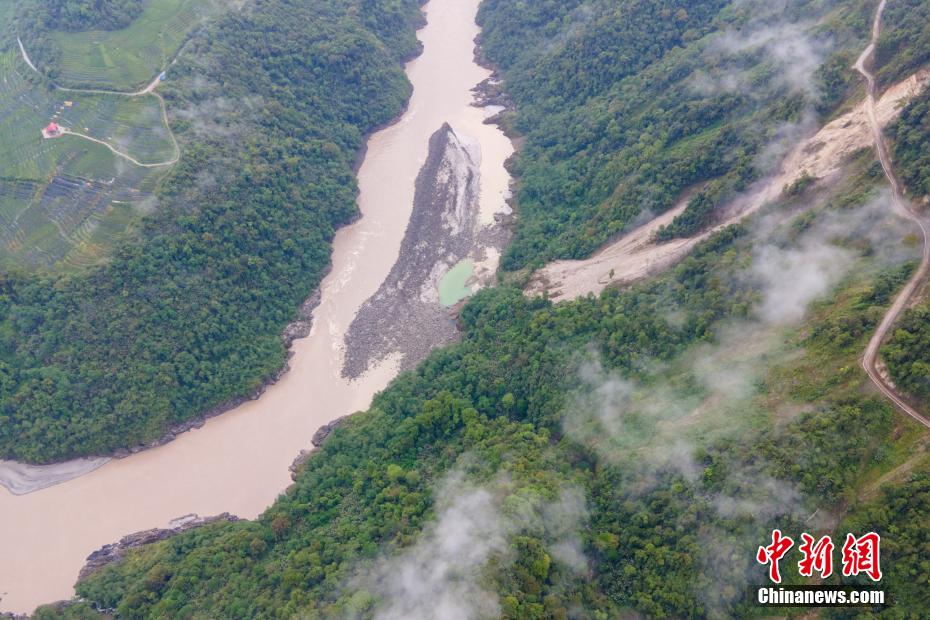 蛇行する流れが山の間を突き抜ける！チベット?ヤルツァンポ川