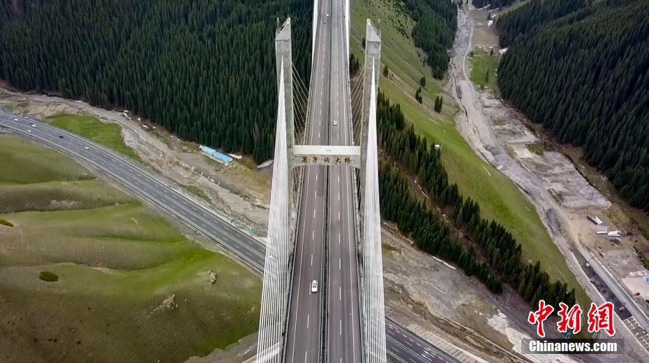 新疆イリ目指し、ジェットコースターのような高速道路を楽しむ！