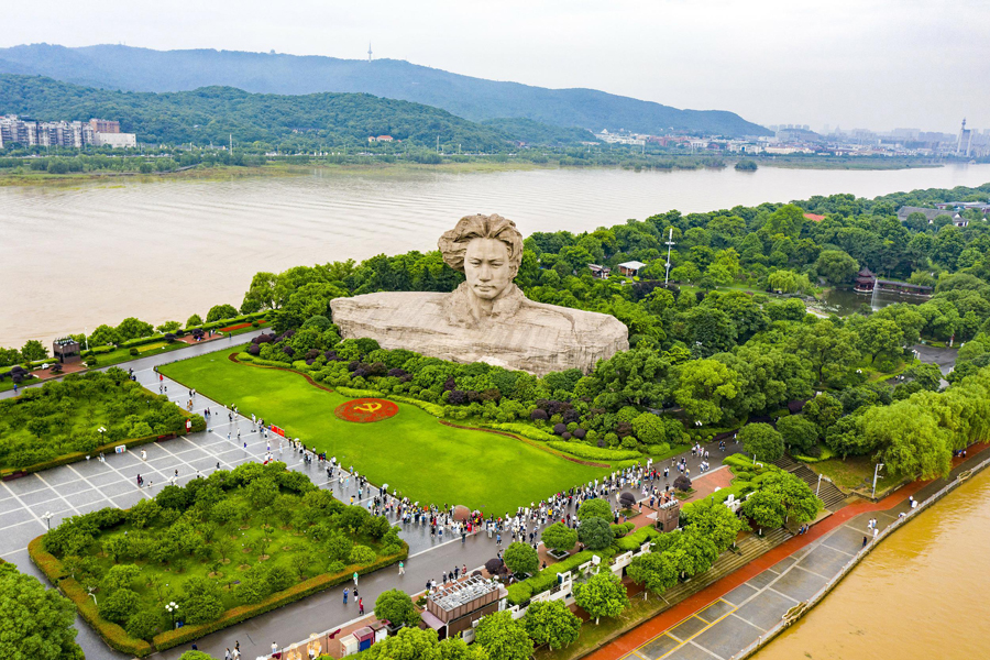 5月25日、観光客で賑わう湖南省長(zhǎng)沙市の橘子洲景勝地（寫(xiě)真著作権はCFP視覚中國(guó)が所有のため転載禁止）。