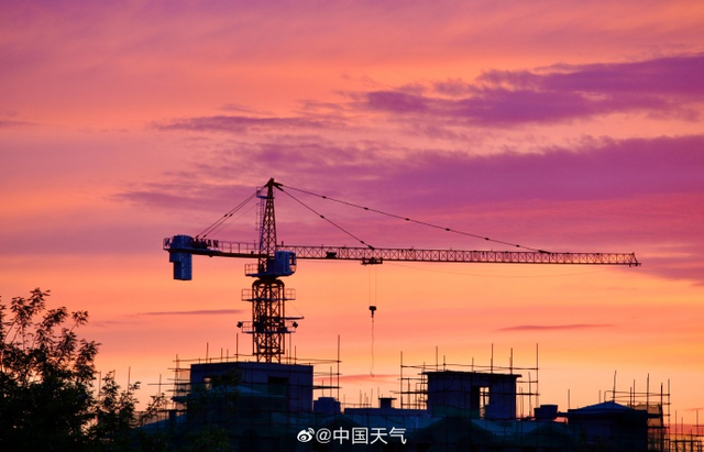 北京の空に色鮮やかな美しい朝焼け広がる