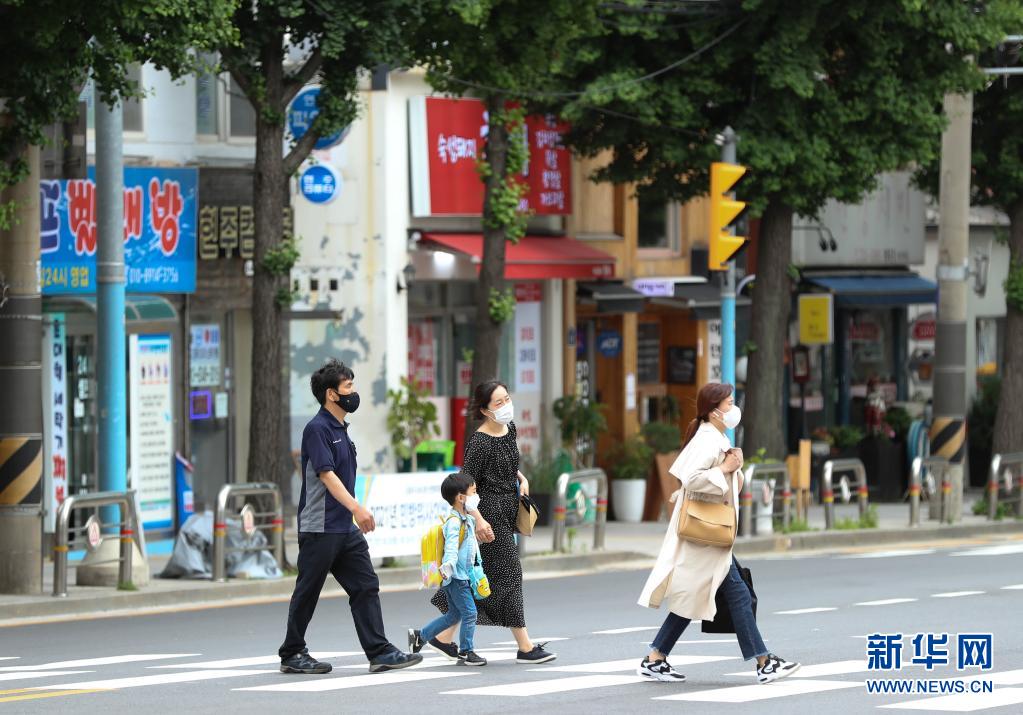 5月26日、韓國(guó)ソウルで、通りを歩くマスク姿の市民（撮影?王婧嬙）。