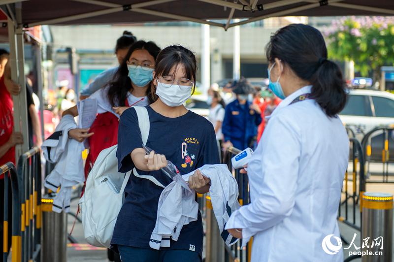 2021年大學入試初日、中國全土の受験生が會場入りする瞬間をキャッチ！