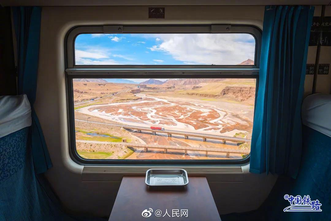 中國の鉄道の旅、美しい車窓からの風(fēng)景