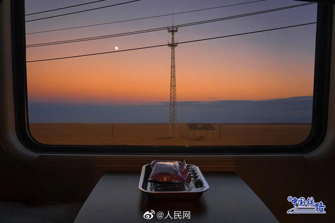 中國の鉄道の旅、美しい車窓からの風(fēng)景