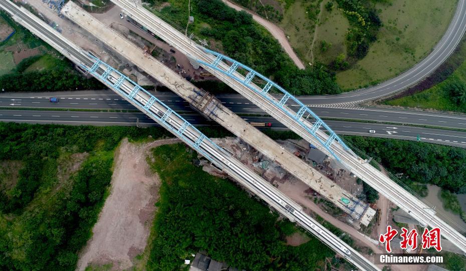 橋の上に停車した綿瀘線のテスト用車両。下を走るのは高速道路（ドローンによる撮影?劉忠?。?/></a><span><a href='/n3/2021/0616/c94638-9861760.html' >成自高速鉄道の成自瀘高速立體交差2車線特大橋が無事閉合　四川省</a></span>
</li>
</ul>
</div>
<!--txt-->
<div   id=