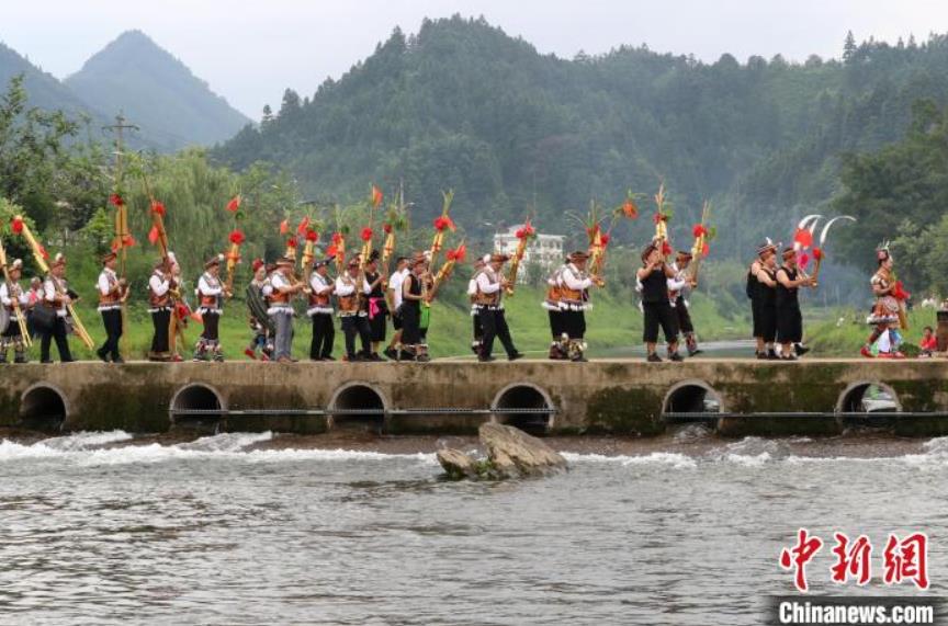 広西ミャオ族の村で「石頭魚グルメフェス」開催