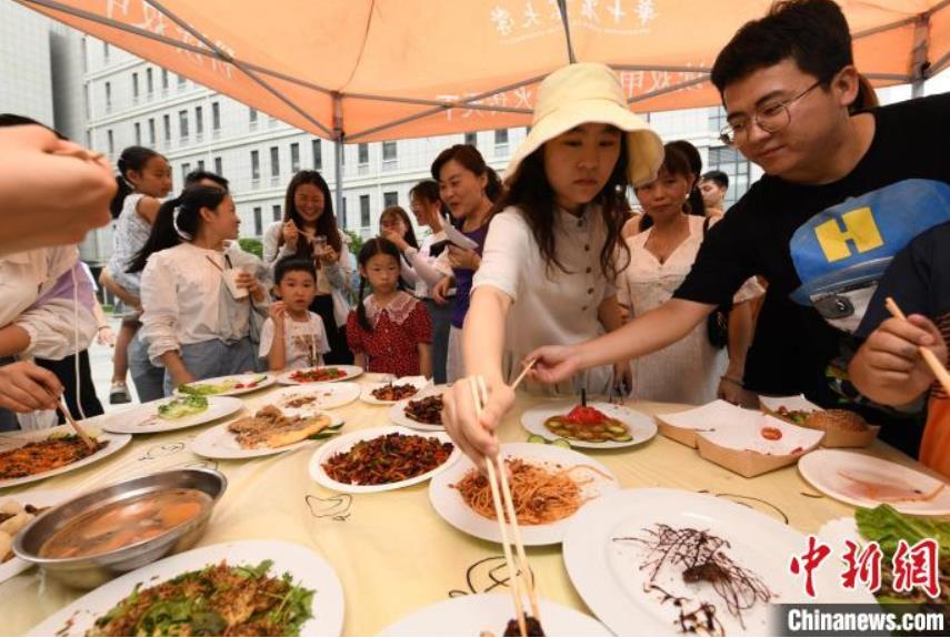 大學(xué)で「昆蟲の宴」　湖北省武漢